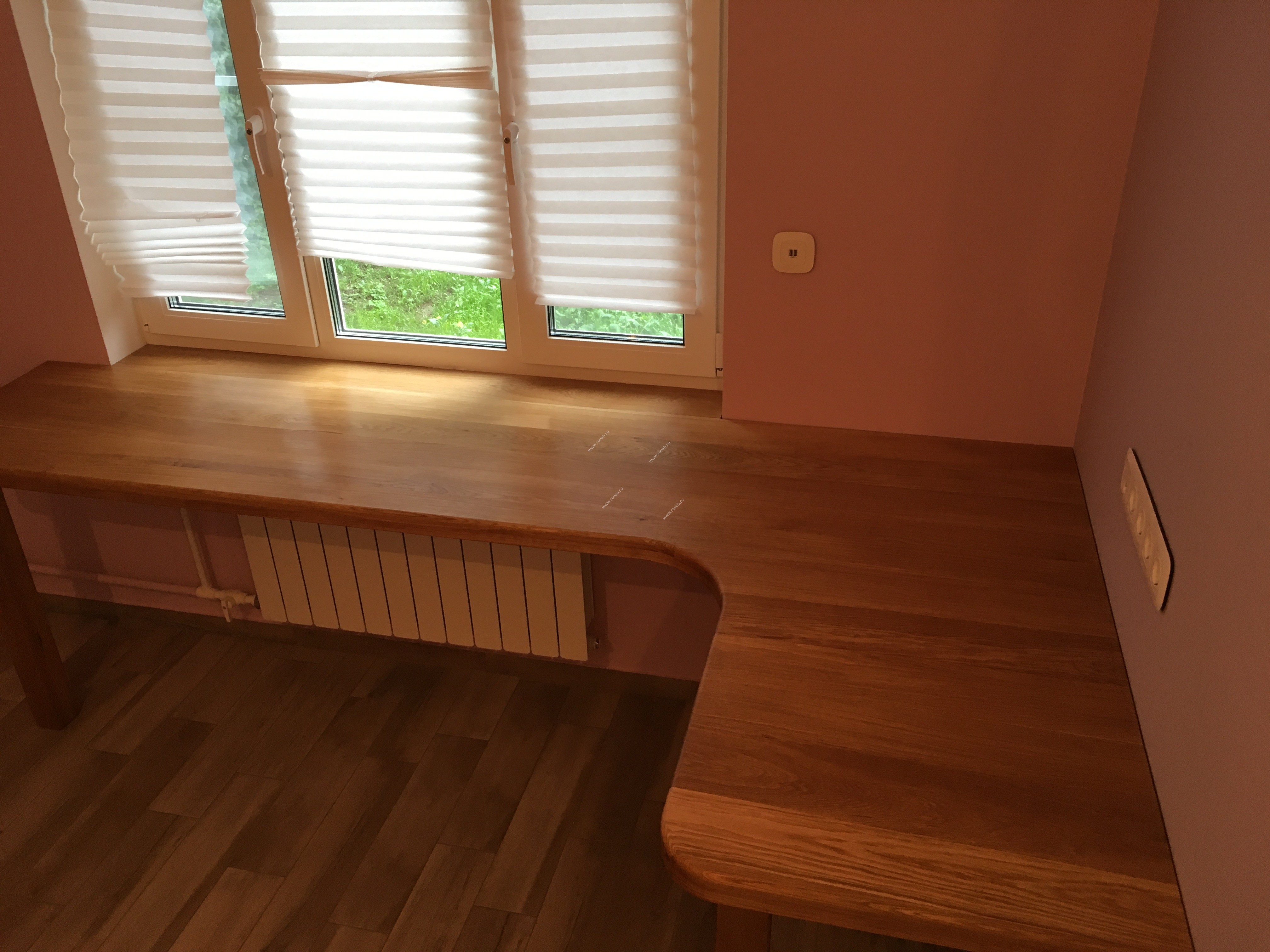 стол вместо подоконника в спальне
